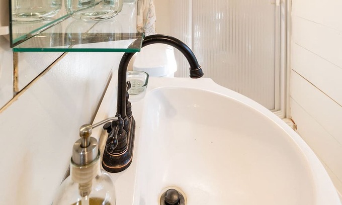 Crawford House | The C5 Ranch Guest House minutes from Magnolia and Baylor with pool and hottub