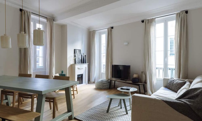 Old Town Apartment | Luxury designer apartment with balcony in Nice's Old Town - 4 min walk to beach!