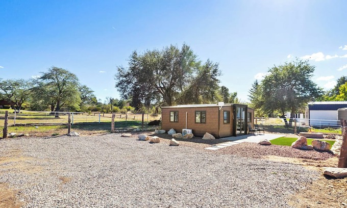 Williamson House | Zebra Ranch 2-br Tiny Home Mtn View Trails Brbq