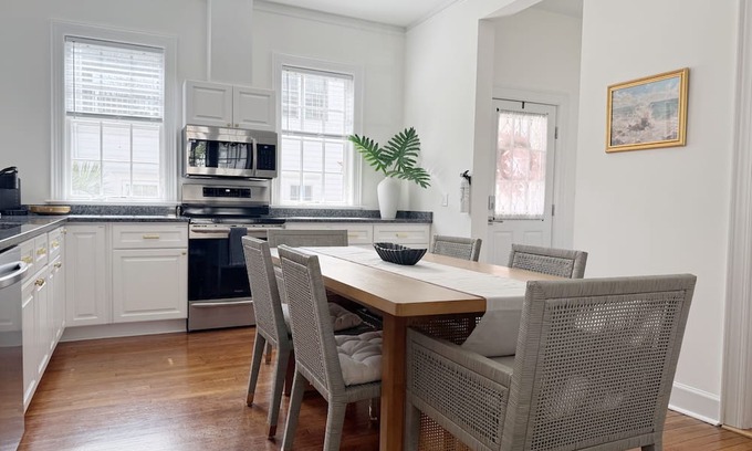 Dixon Park Apartment | Classy 3-Story Downtown Apt