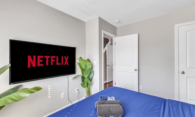 Southwest Raleigh House | Upscale King 3BR Townhouse Mins Downtown