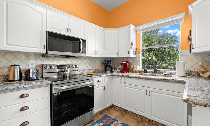 Dixieland House | NEW Lakeland Landing Cute Bungalow by Downtown