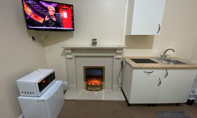 Portsmouth Apartment | Ground-Floor Super King or Twin Studio Apartment with Free Private Parking