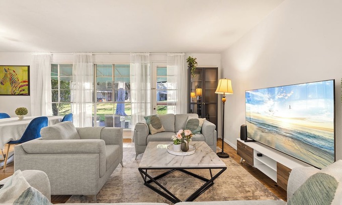 La Brea House | Cozy 2BR Private Condo in West LA