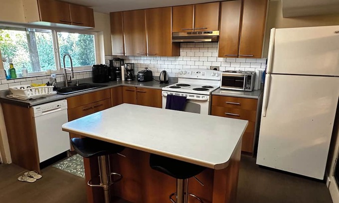 Coquitlam House | Cozy unit in heart of Metro Vancouver