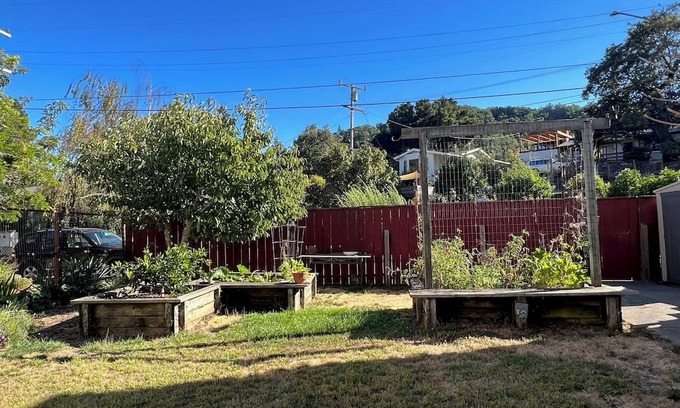 San Anselmo House | Charming 2BD, 2BA house in Fairfax with family room, gardens, parking