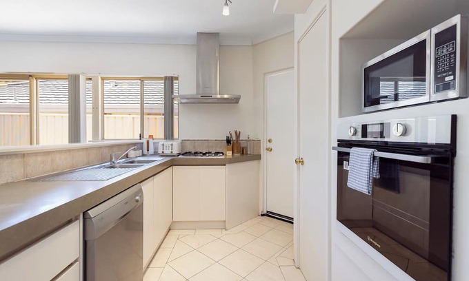 East Victoria Park House | East Vic Park home near Food Hub