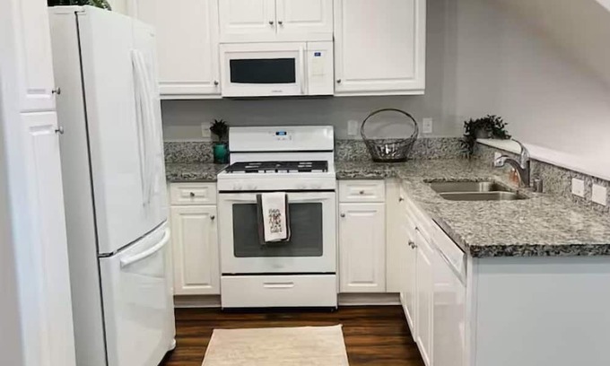 Van Nuys Apartment | Cozy 3-Bedroom Home with Private Baths – Fully Furnished and Ready for You!