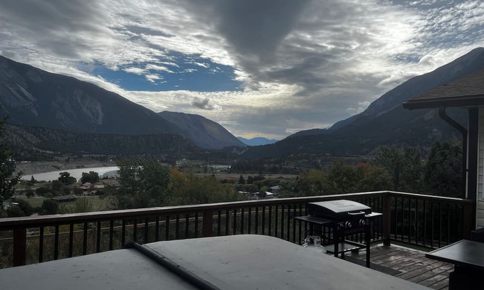 Lillooet House | Cozy house w/hottub. Views of Fraser river and mountains. Family friendly