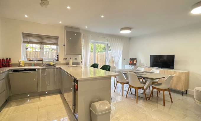 Surbiton Hill House | Surbiton House for 6, near Station, free parking