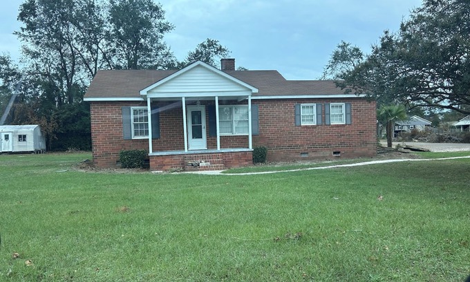 Augusta House | 3-bedroom house in Martinez. Bring your own furniture or we can furnish for you