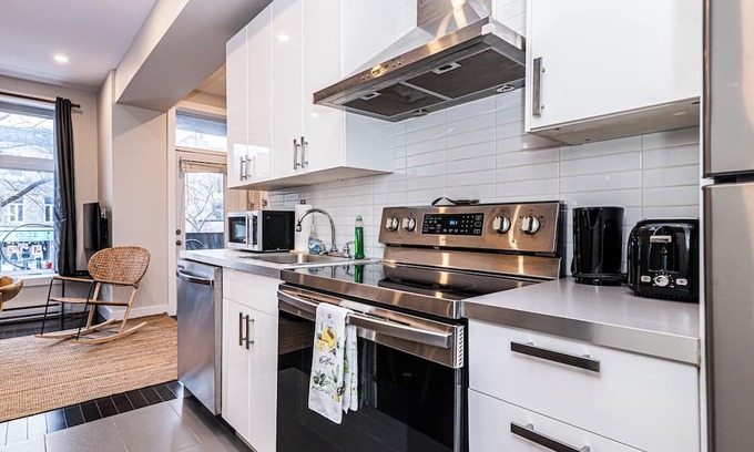 Plateau Mont Royal Apartment | 1-4131 Rue Saint Denis