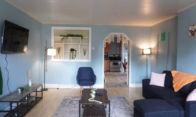 Front Park Apartment | This apartment is a 2 bedroom(s), 1 bathrooms, located in Buffalo, NY.
