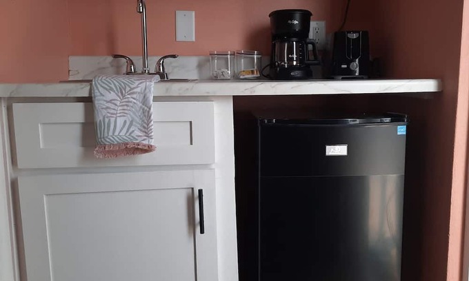 Gambier House | Newly built cozy studio in western Nassau, 3 minutes from airport and beaches