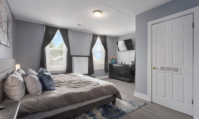 Riverview Apartment | Cozy, 5 min to downtown, TMobile Center, PNL, Crossroads. close to everything!n
