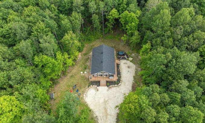 Amherst House | Chalet Serenity| Hot Tub | Lake Access |Pool Table