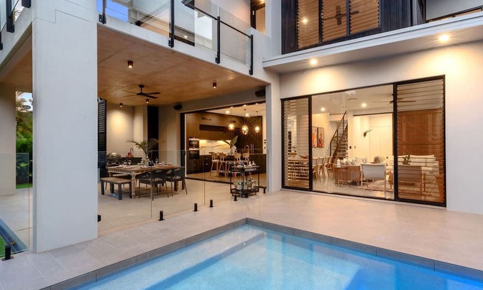 Warana House | Luxurious Waterfront Home
