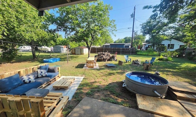 East Congress House | LOCATION LOCATION LOCATION! Austin home w/ Pool, FULLGYM, IceBath & PaddleBoards