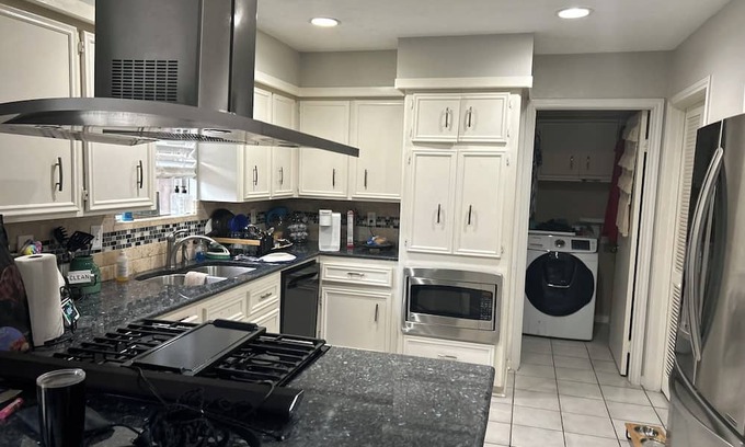 Quail Valley House | Spacious 4-bedroom house with POOL WiFi and AC in adorable Missouri City