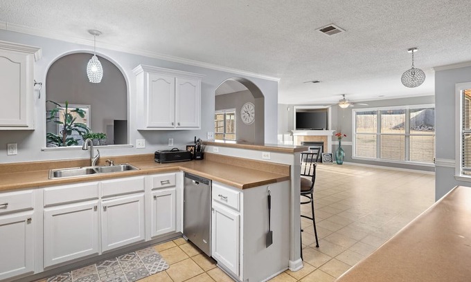Olive Branch House | Spacious family friendly 4-bedroom house in Wonderful Olive Branch with AC, WiFi