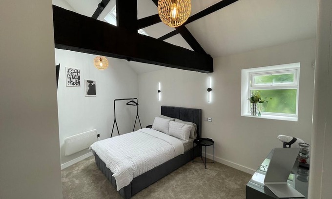 Rastrick Apartment | Cozy Studio in Brighouse