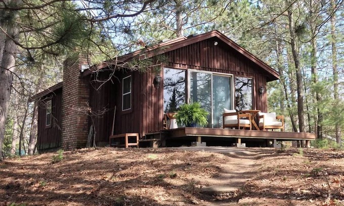 Markville Cabin | Tranquil Cabin Retreat in Serene Danbury – Modern Comforts Amidst Nature’s Charm