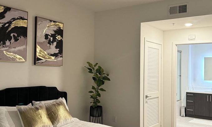 Hollywood Apartment | Charming 1-bedroom suite in marvelous Los Angeles with AC, WiFi