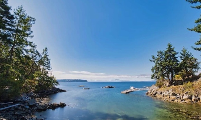 Halfmoon Bay Resort | Tranquil Oceanview Lodge B