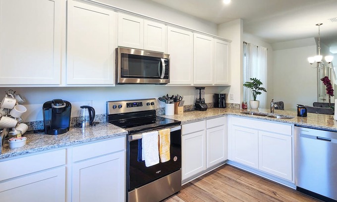 Paw Creek House | Luxury Escape - 2 King Bedrooms, 2 Queen Bedrooms + Pool Table