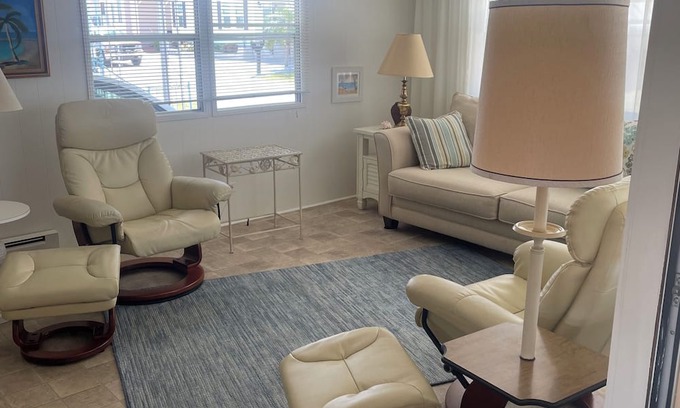 Laurel House | Cozy 55+ mobile home with 1 bedroom-sleeps 4 in pleasant Nokomis near beach