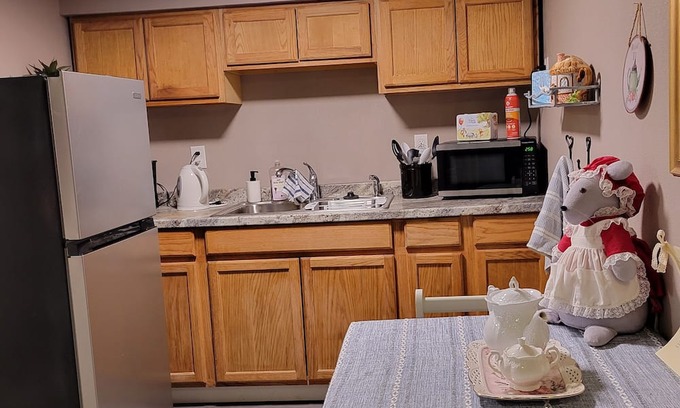 West Central Apartment | Scones & tea in basement apartment 5 minutes to downtown