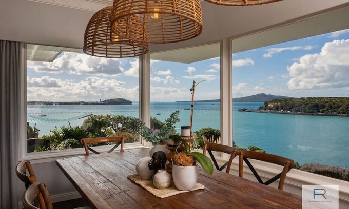 Orakei Apartment | Stunning Luxury Apt with Panoramic Ocean Views and Spa