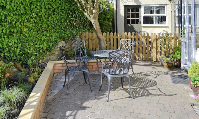 Warkworth Cottage | Tucked within a peaceful courtyard of four yet only a few yards from the River Coquet in Warkworth.
