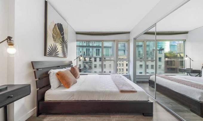 Crosstown Apartment | City Skyline DT 3BR Condo DT with Free Parking!