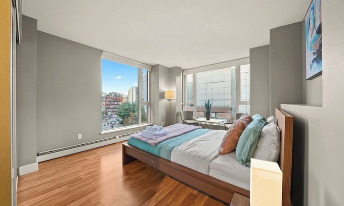 Gastown Apartment | Stunning 3-BR in Downtown with Free Parking!