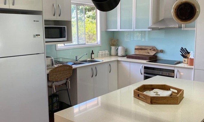 Redcliffe House | Chálǐ·hālǐ Abode - Pet friendly, 400m to beach