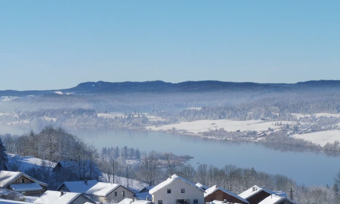 Montperreux Apartment | Calme vue sur le lac Rando, Activités Nautiques , Sport D'hiver Gastronomie !