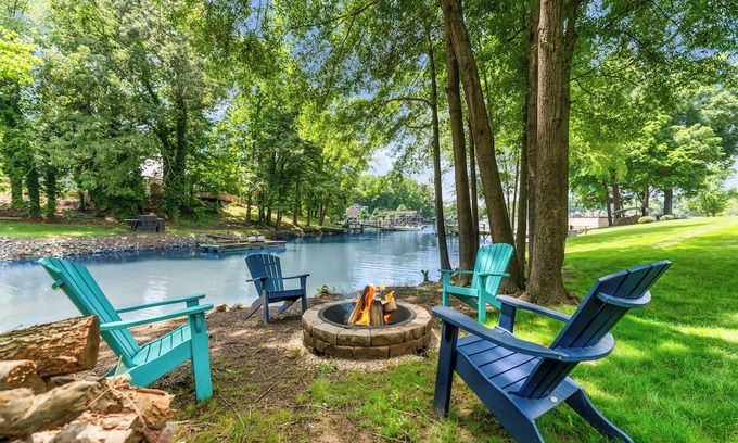Troutman House | Lakeside Surprise by AvantStay | Waterfront + Firepit, Ping Pong, Private Dock