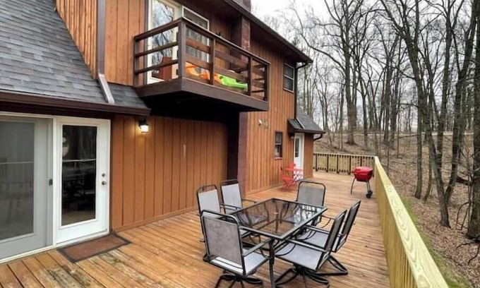 Gnaw Bone House | Peaceful home minutes from town. Hot tub, fire pit, game room. Dog friendly!