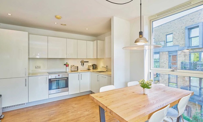 Bow West Apartment | 2-bedroom flat with balcony & canal view