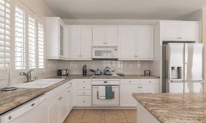 Palmdale House | Fenced Backyard For Dogs｜Spacious 4B｜Perfect For Family Vacation #41381