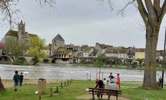 Ecuelles Apartment | Homerez - Beautiful apartement for 4 ppl. with terrace at Moret-Loing-et-Orvanne