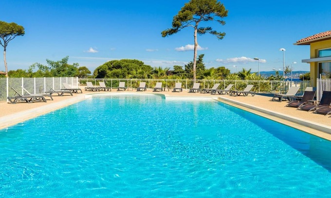 Le Brusc Apartment | Nice Apartment With Sleeping Cabin in the Provence