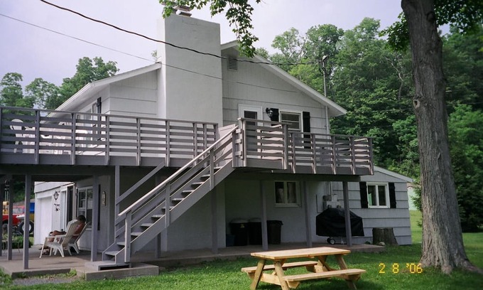 Skaneateles Cottage | Cottage near lake. Great place to stay and relax!