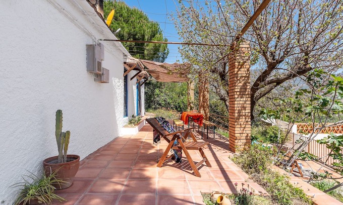Orgiva House | Chalet 'Casita De La Huerta' with Mountain View, Shared Pool and Wi-Fi