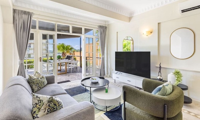 South Brisbane Apartment | European Château/riverside view backyard/2 carpark