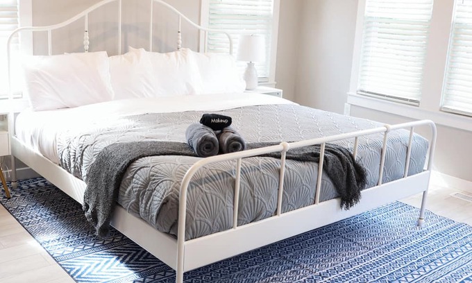 Berry Other | Family-friendly, private modern farmhouse, surrounded by farmland. Near the Ark.