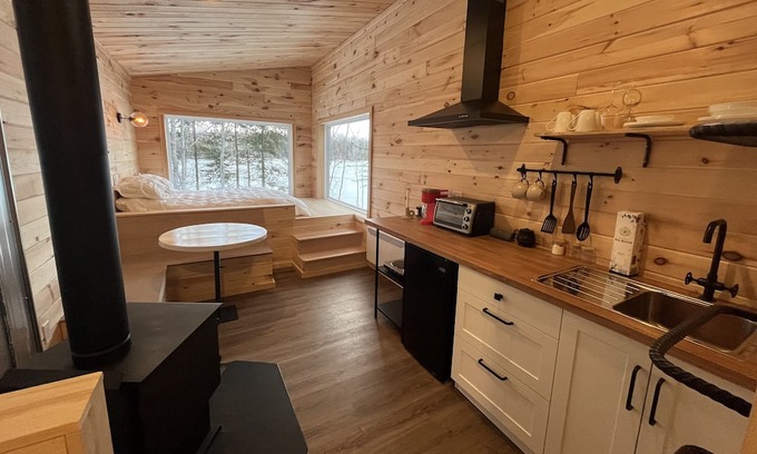 Caraquet Cabin | Le PicBois, Tiny house on the side of the river. Perfect get away to disconnect