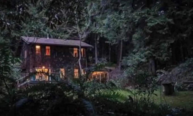 Roberts Creek House | Enchanted Creek Hideaway