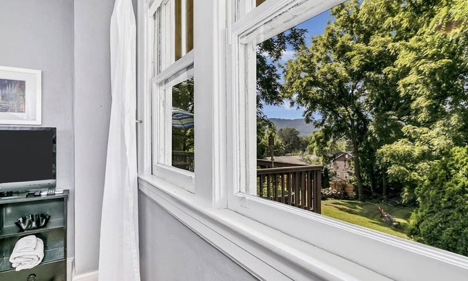 Oakley House | Private Suite: Walk to Biltmore and Breweries